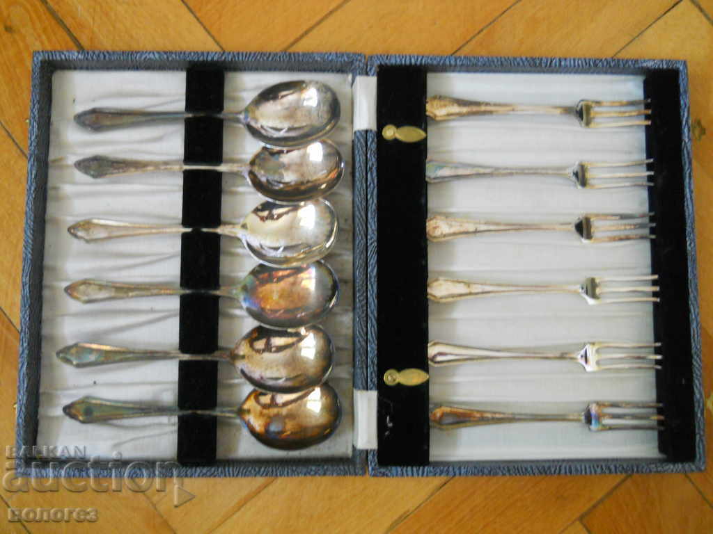 Set of silver-plated dessert spoons and forks (England) Set of silver-plated dessert spoons and forks (England)