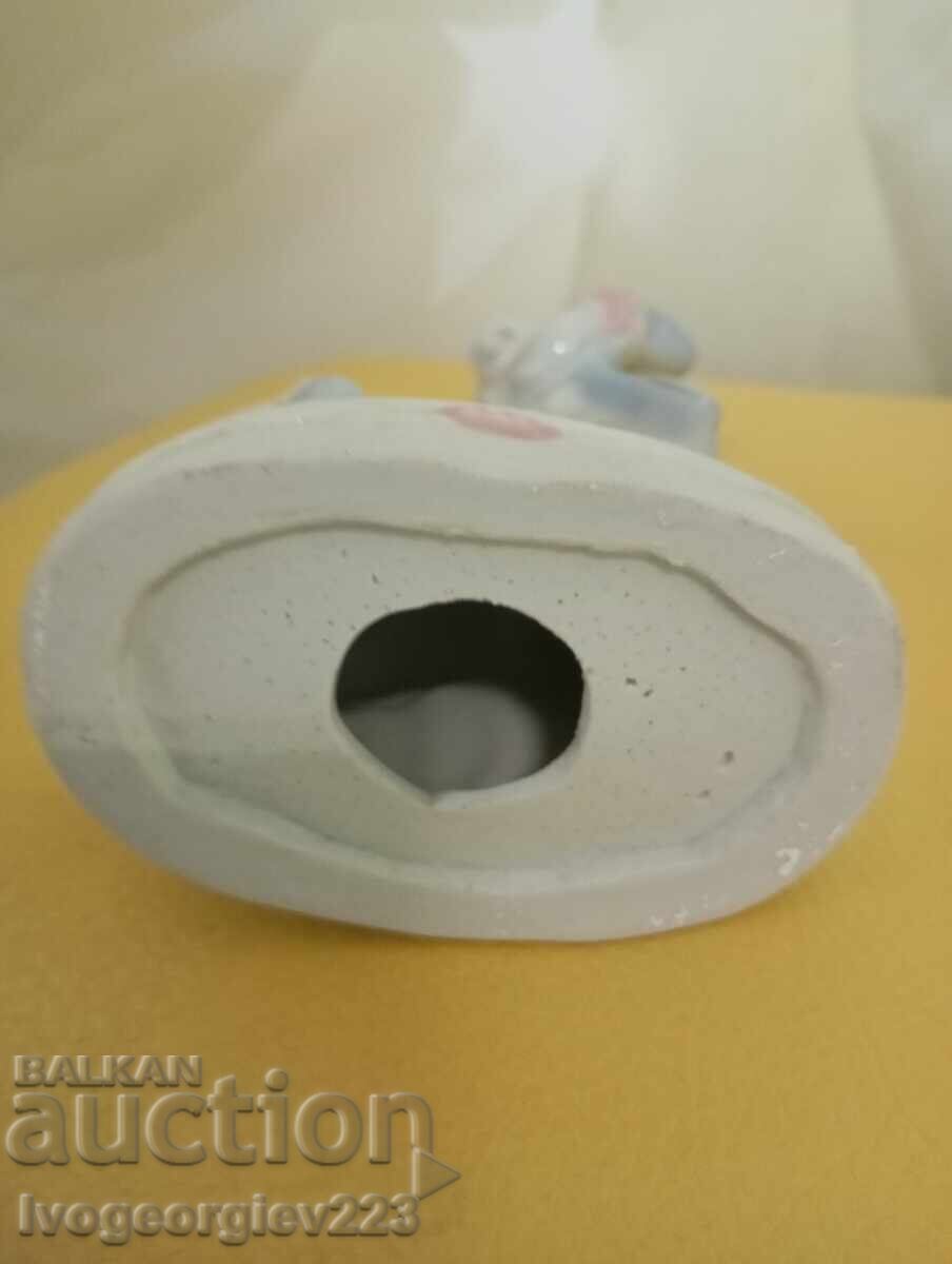 Delivery of Porcelain figurine Delivery of Porcelain figurine