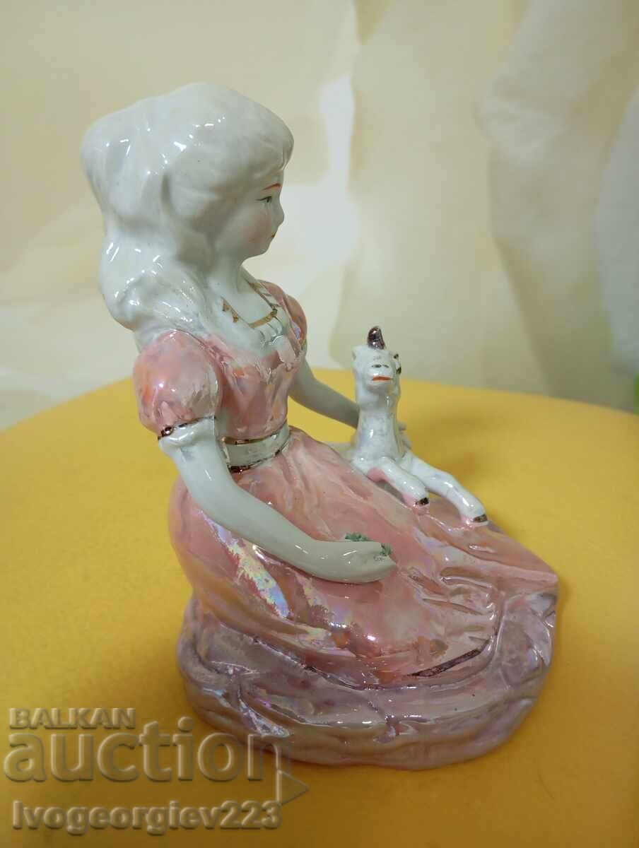 Delivery of Porcelain figurine Delivery of Porcelain figurine