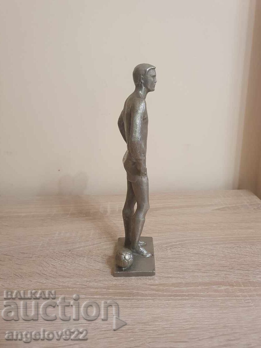 Figurină statuetă masivă din aluminiu cu preț 11.00 BGN | € 5.62 Figurină statuetă masivă din aluminiu cu preț 11.00 BGN | € 5.62