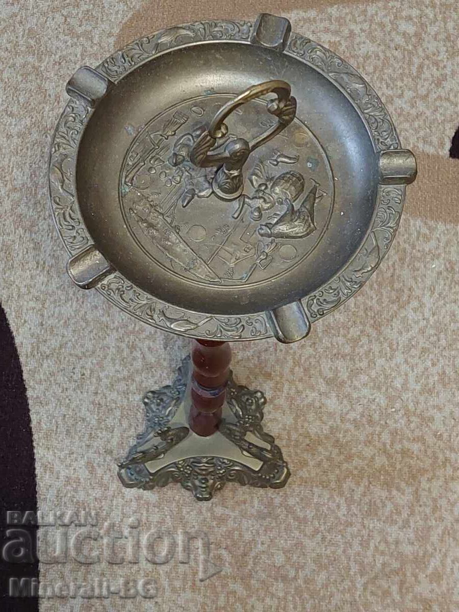 Μεγάλο παλιό σταχτοδοχείο