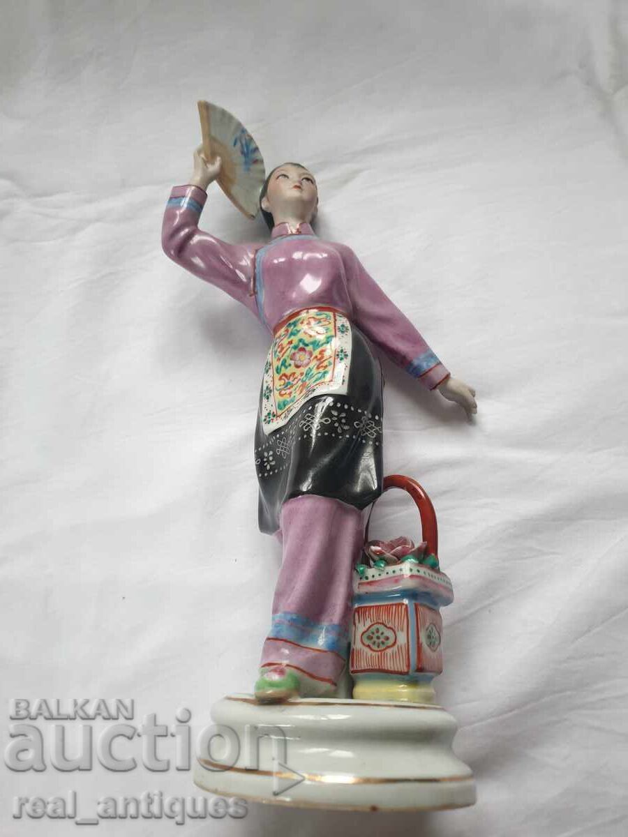 Porcelain figure with price € 18.92 | 37.00 BGN