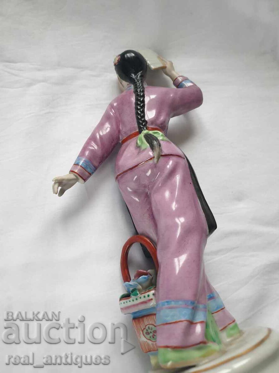 Delivery of Porcelain figure Delivery of Porcelain figure