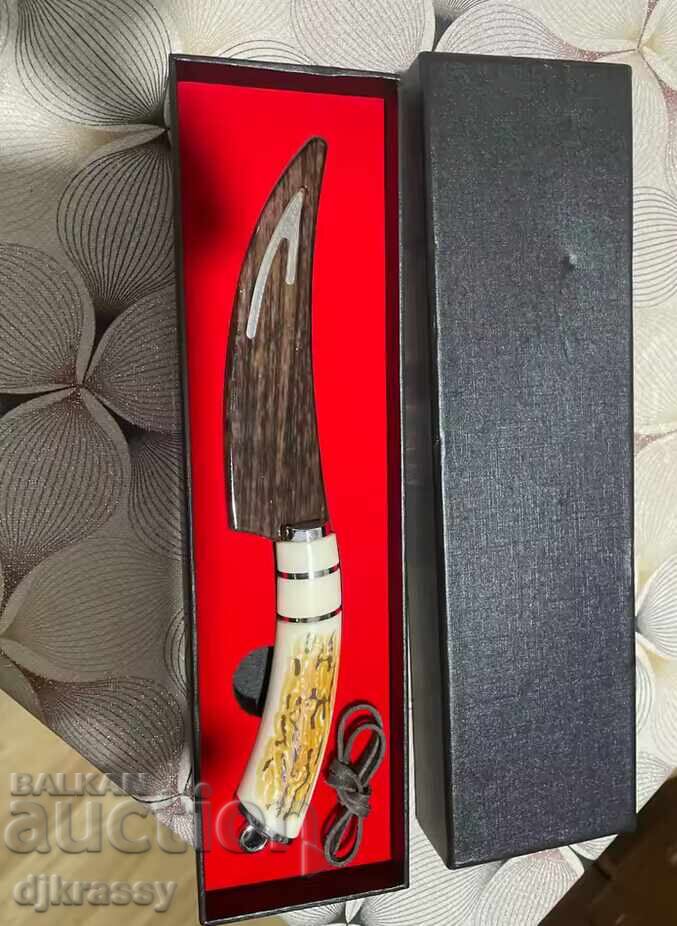 Cuțit frumos în cutie cadou