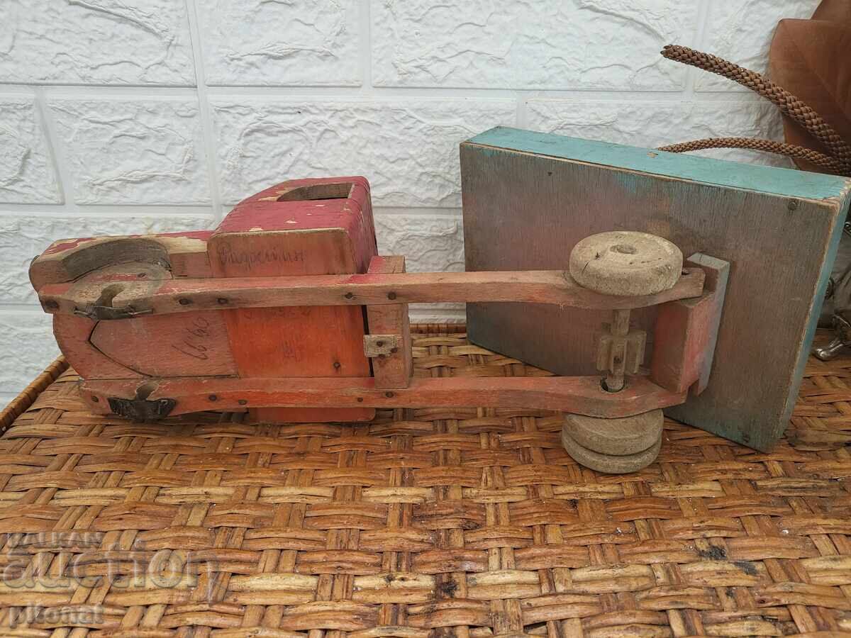 Παράδοση Παλιό ξύλινο φορτηγό παιχνίδι Παράδοση Παλιό ξύλινο φορτηγό παιχνίδι