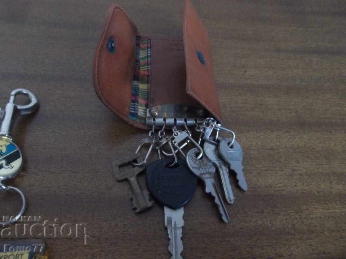 Keyholders - 5 Keyholders - 5