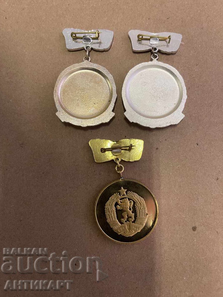 2 ordine și o medalie Pentru gloria maternă cu preț 12.00 BGN | € 6.14