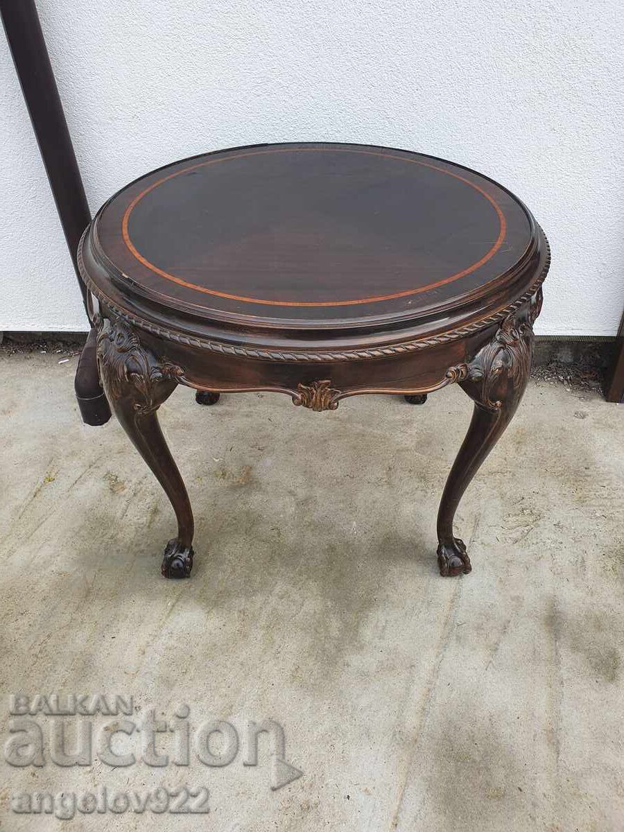 Delivery of Beautiful vintage table, absolutely solid wood!!! Delivery of Beautiful vintage table, absolutely solid wood!!!