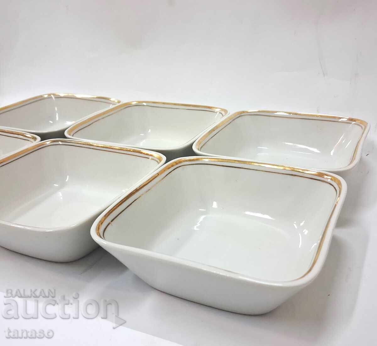 Аукцион Комплект от шест порцеланови купички със златен кант Аукцион Комплект от шест порцеланови купички със златен кант