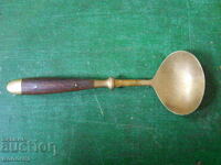 Παλιό μπρούτζινο κουτάλι σερβιρίσματος