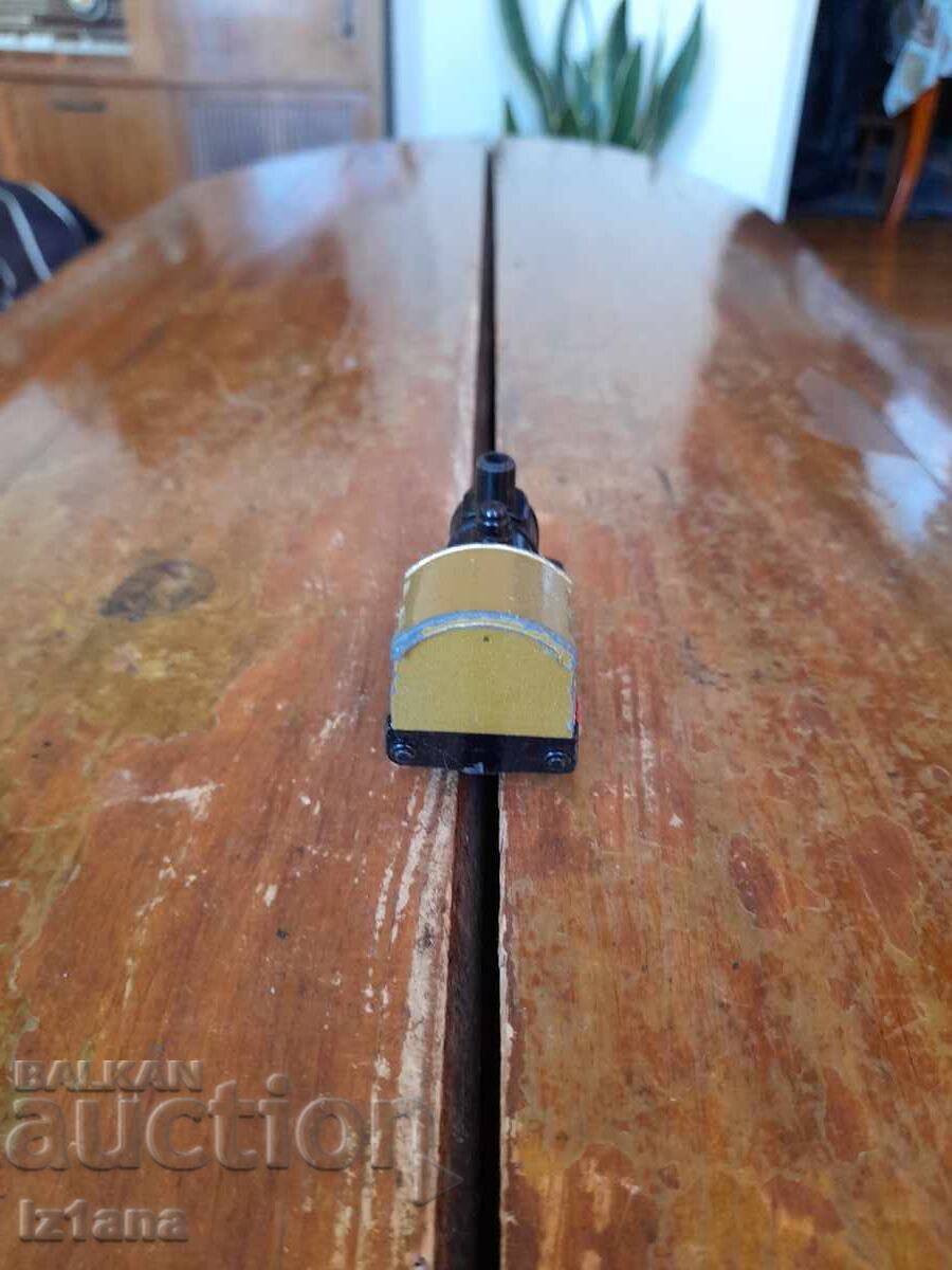 Доставка на Стара играчка локомотив