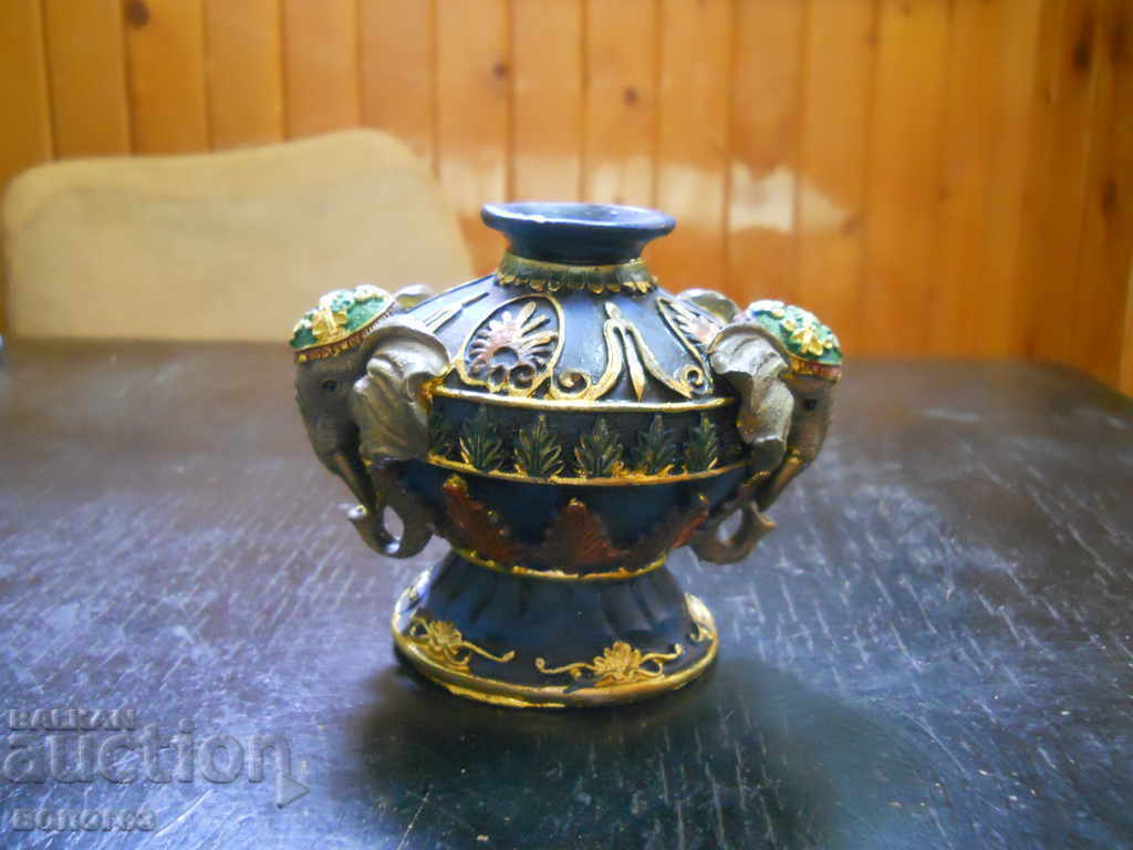 Vază din ceramică cu elefanți (India) cu preț € 4.20 | 8.21 BGN