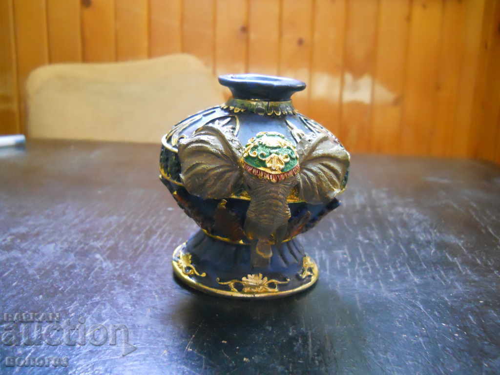 Licitație Vază din ceramică cu elefanți (India)