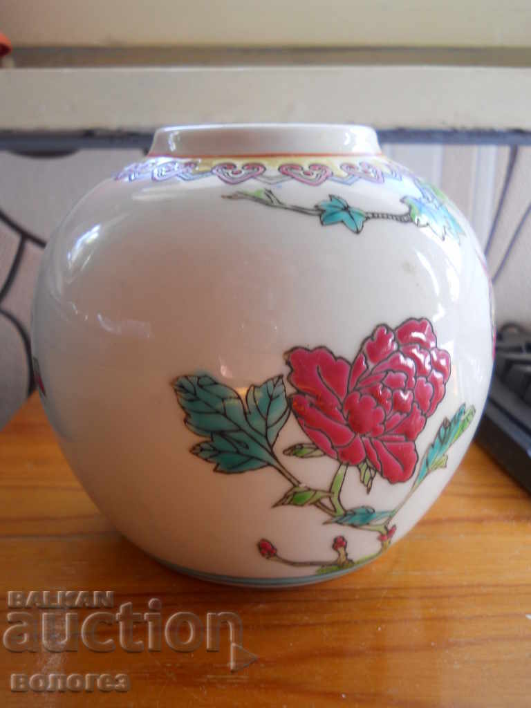 Auction Antique Porcelain Vase (China) Auction Antique Porcelain Vase (China)