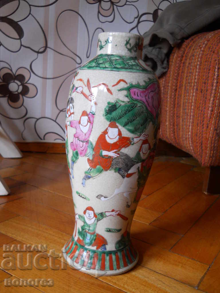 Auction  Porcelain vase depicting battle scenes (China)