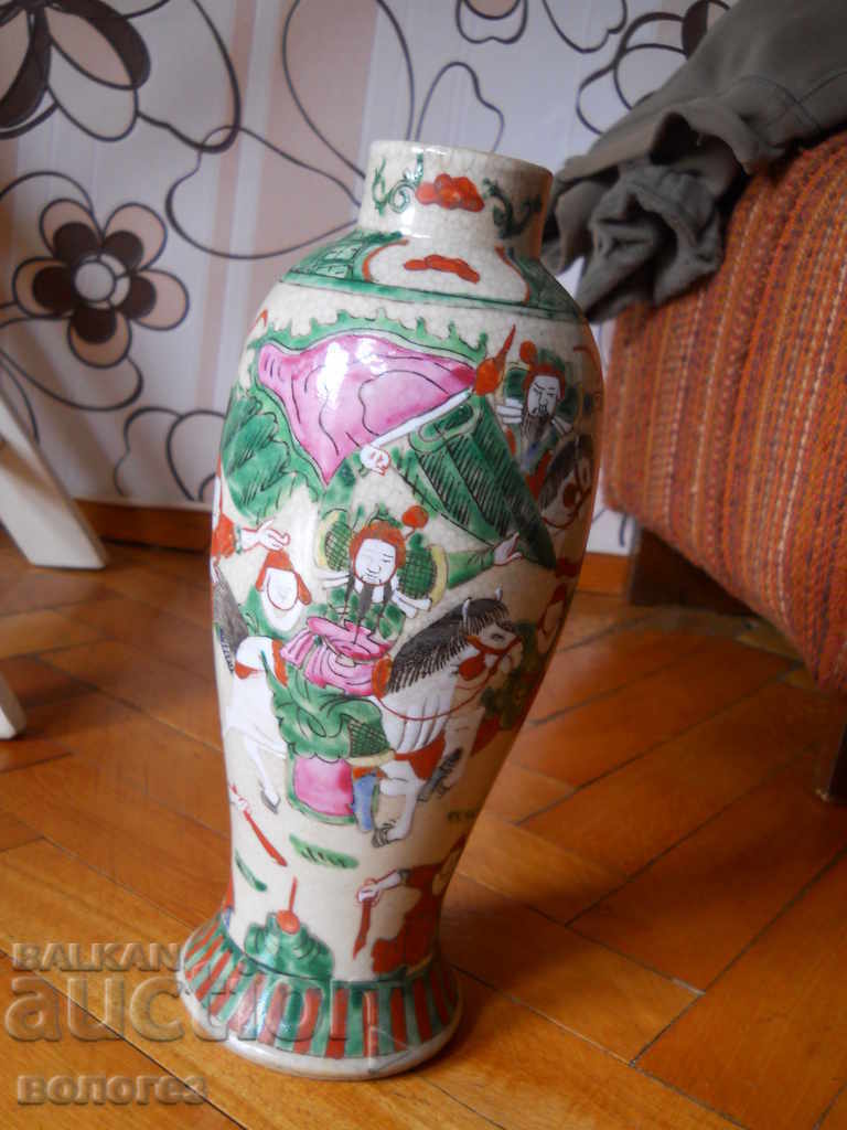 Delivery of Porcelain vase depicting battle scenes (China)