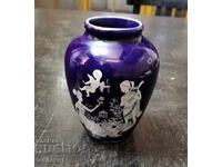 Μικρό πορσελάνινο βάζο σε ελληνορωμαϊκό στυλ