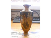 Mica vază de bronz cu motive egiptene antice