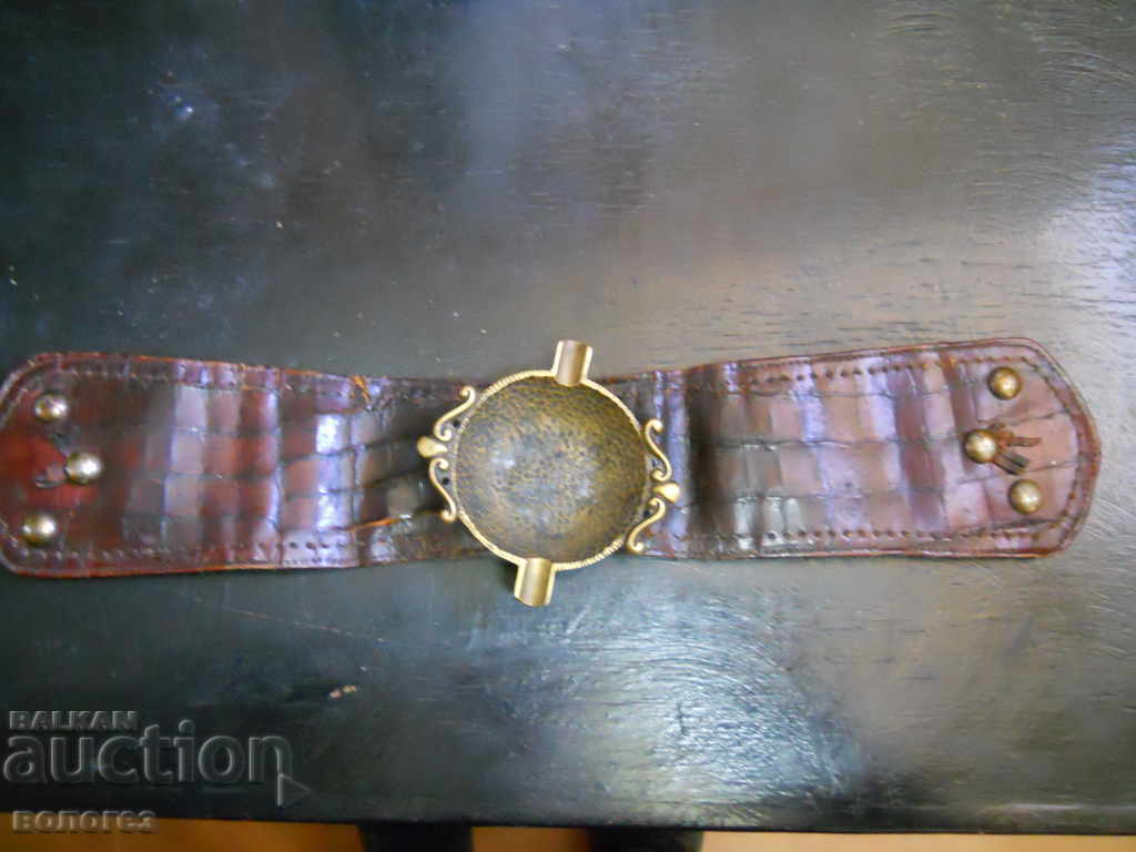 Старинен пепелник върху кожен колан с цена 35.00 лв. | € 17.90