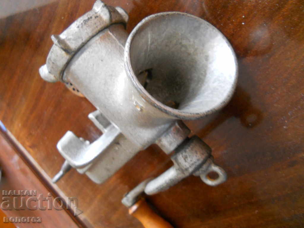 Meat grinder with price 20.00 BGN | € 10.23 Meat grinder with price 20.00 BGN | € 10.23