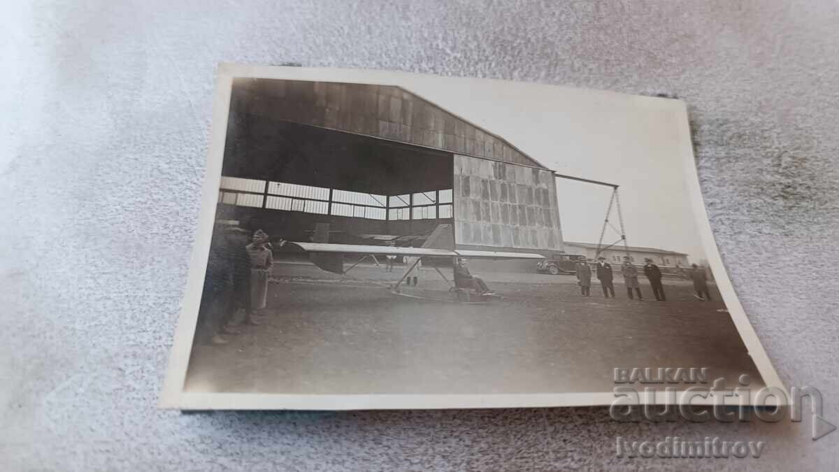 Φωτογραφία Ανέμου Αεροπλάνου μπροστά από υπόστεγο 1931
