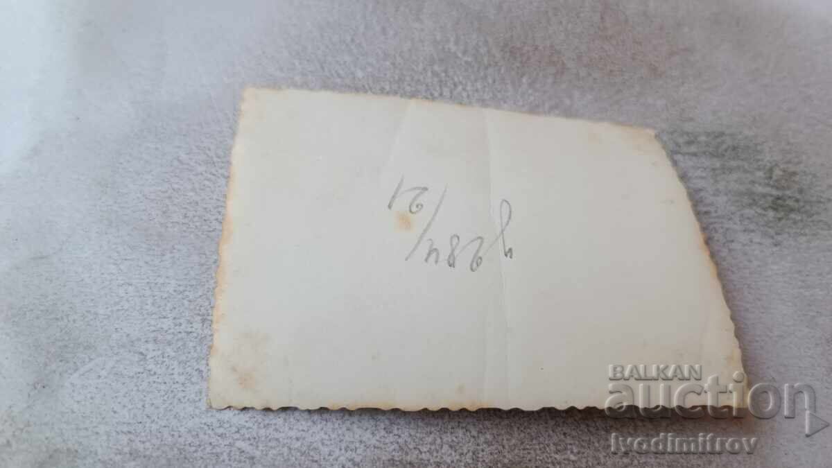 Φωτογραφία Δύο ανδρών σε βράχους μπροστά από το μνημείο Σίπκα με τιμή 2.35 BGN | € 1.20