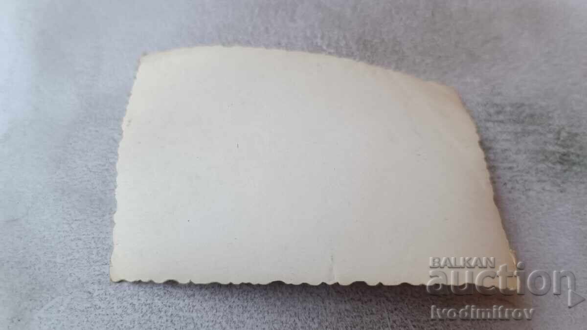 Φωτογραφία Κοριτσιού και μικρού αγοριού με ρετρό ποδήλατο με τιμή 1.85 BGN | € 0.95