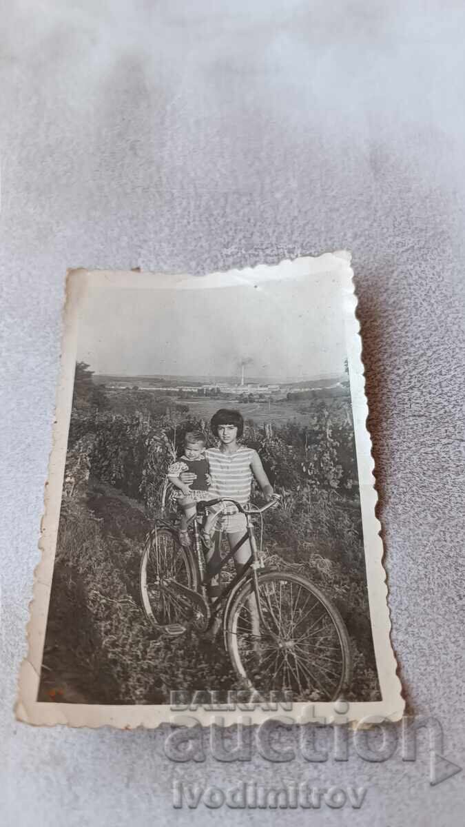 Φωτογραφία Κοριτσιού και μικρού αγοριού με ρετρό ποδήλατο