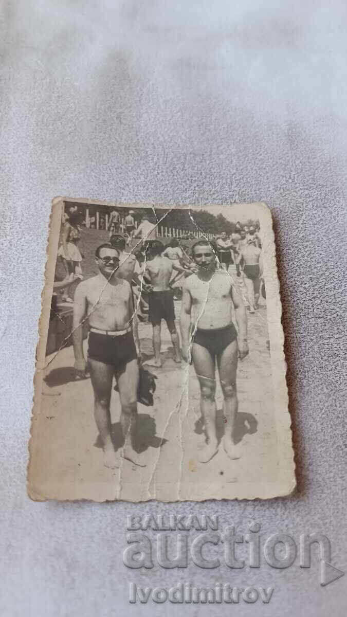 Photo Man woman and little girl on the beach