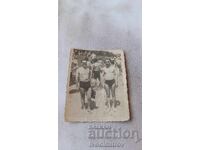 Снимка Мъж жена и малко момиченце на плажа