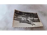 Φωτογραφία Δύο νέων με κοντά παντελόνια σε παγκάκι στο πάρκο