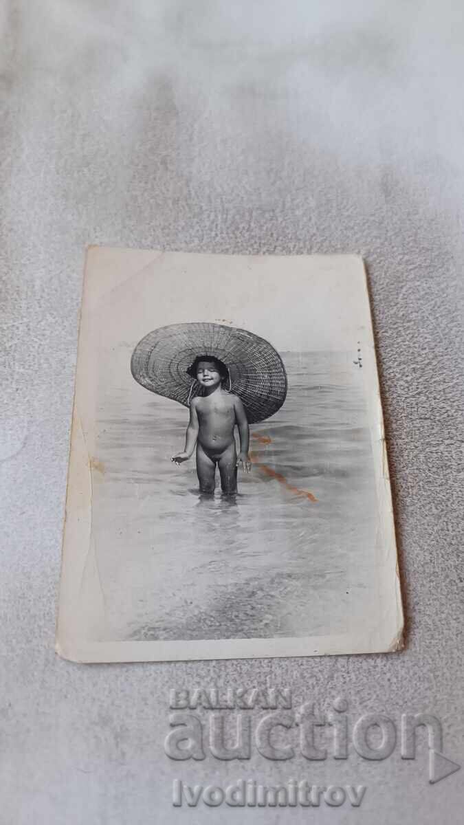 Снимка Момиченце със сомбреро на брега на морето Снимка Момиченце със сомбреро на брега на морето