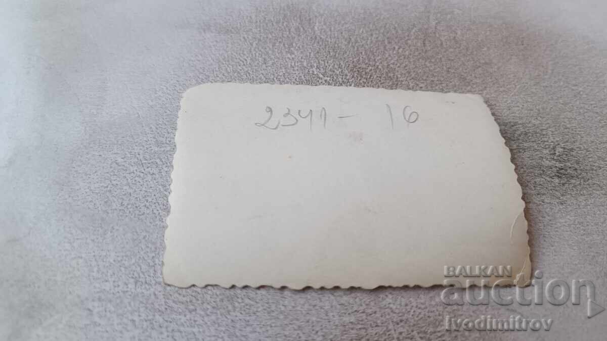 Снимка Момиченце на брега на морето с цена 2.45 лв. | € 1.25