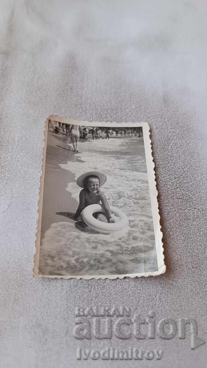 Снимка Момиченце на брега на морето