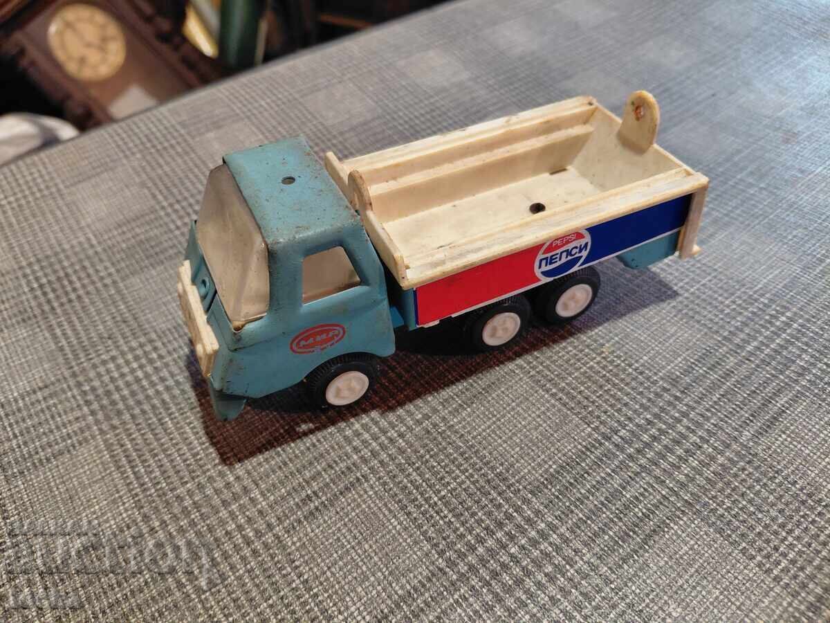 Camion vechi de tablă bulgăresc. BZȚ Camion vechi de tablă bulgăresc. BZȚ