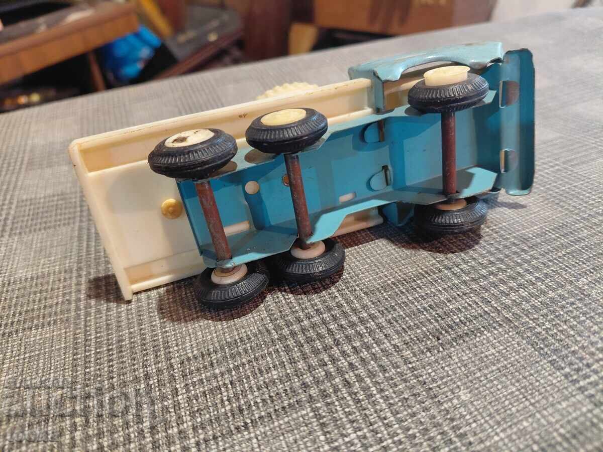 Camion vechi de tablă bulgăresc. BZȚ cu preț 15.00 BGN | € 7.67 Camion vechi de tablă bulgăresc. BZȚ cu preț 15.00 BGN | € 7.67