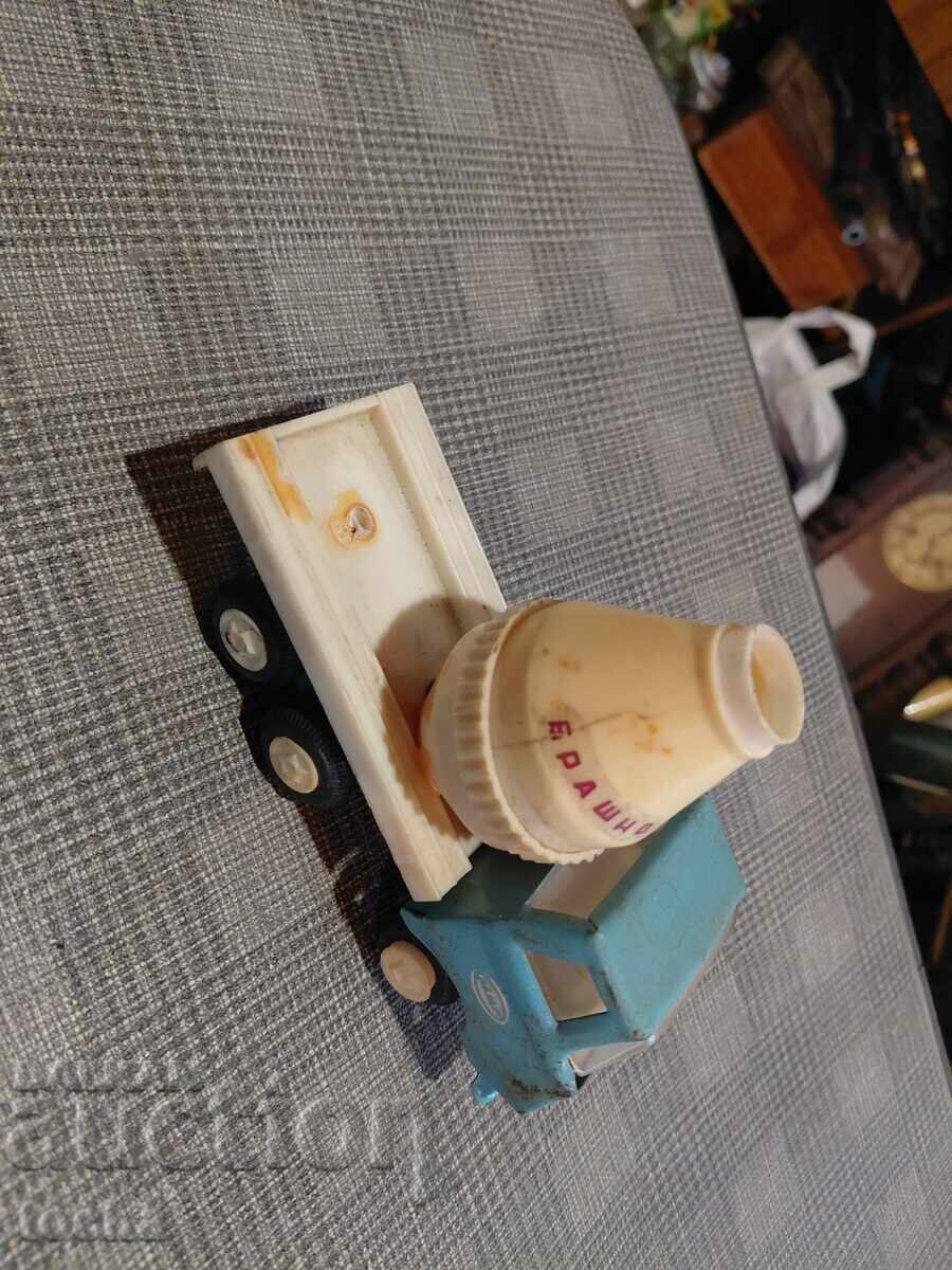 Livrarea Camion vechi de tablă bulgăresc. BZȚ Livrarea Camion vechi de tablă bulgăresc. BZȚ