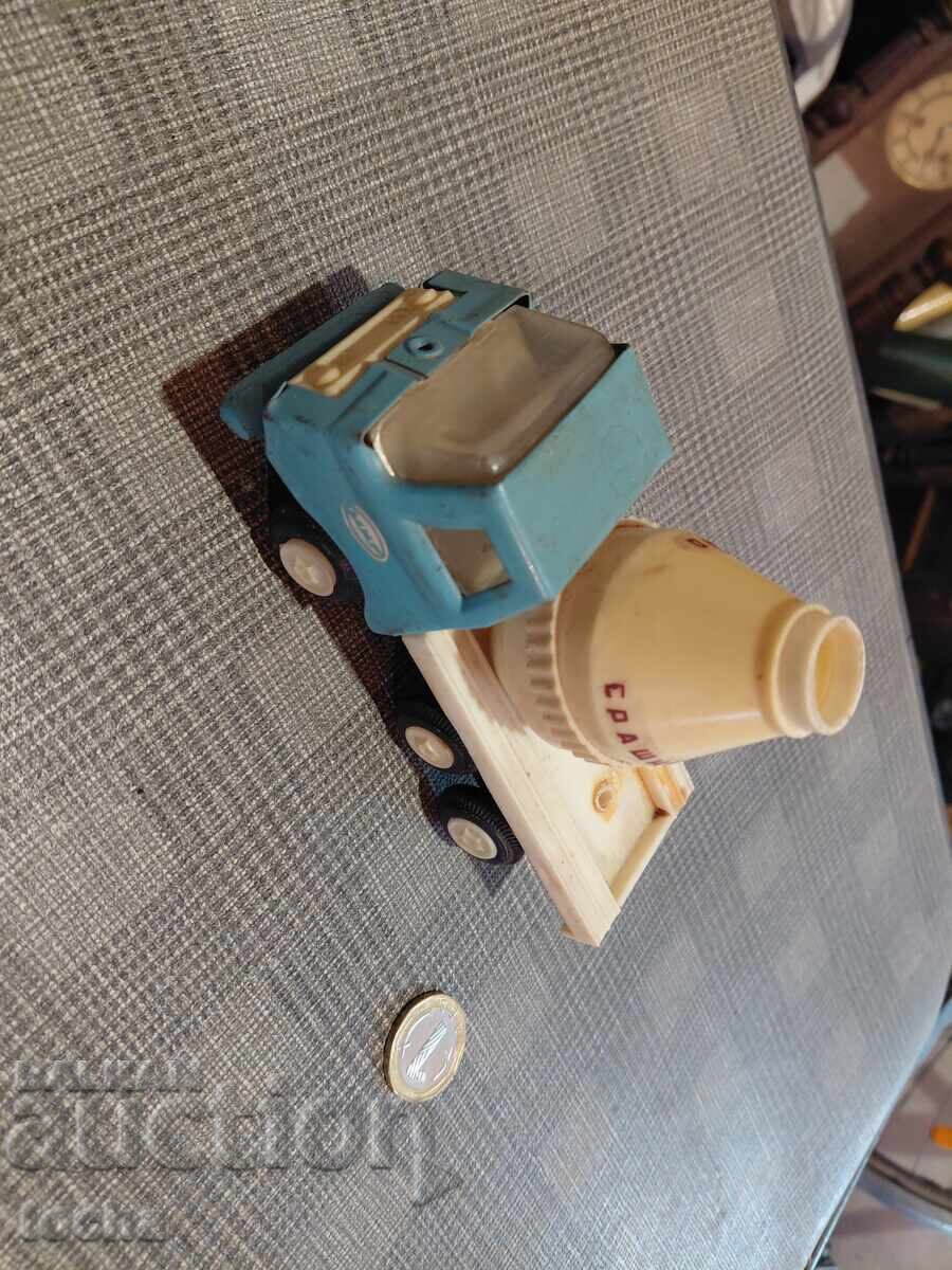 Camion vechi de tablă bulgăresc. BZȚ - 5 Camion vechi de tablă bulgăresc. BZȚ - 5