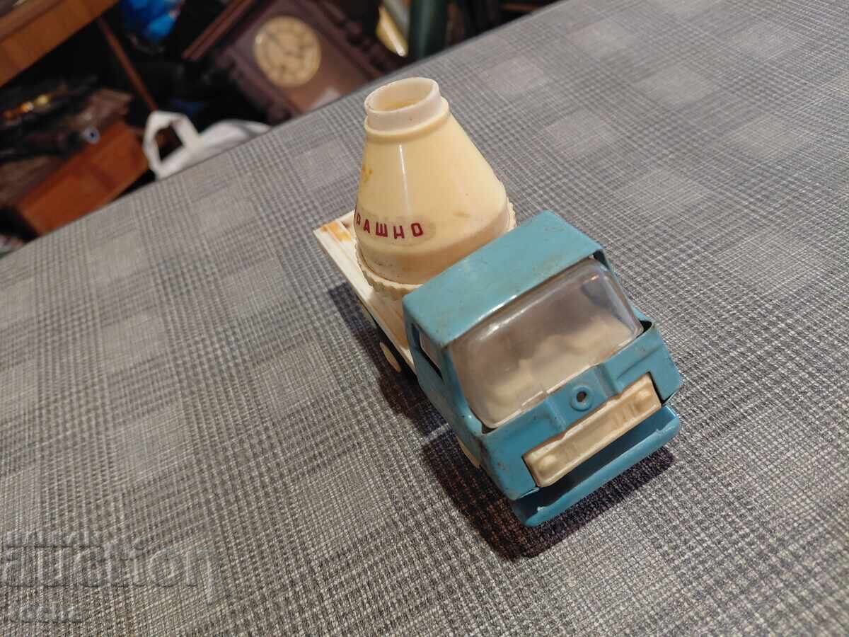 Camion vechi de tablă bulgăresc. BZȚ Camion vechi de tablă bulgăresc. BZȚ