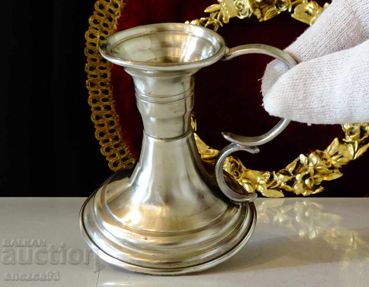 Аукцион Калаен свещник с дръжка 9 см. Аукцион Калаен свещник с дръжка 9 см.