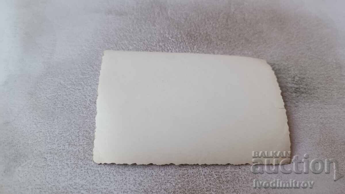 Φωτογραφία Άνδρες και μικρό κοριτσάκι σε βράχο στη θάλασσα με τιμή 1.85 BGN | € 0.95