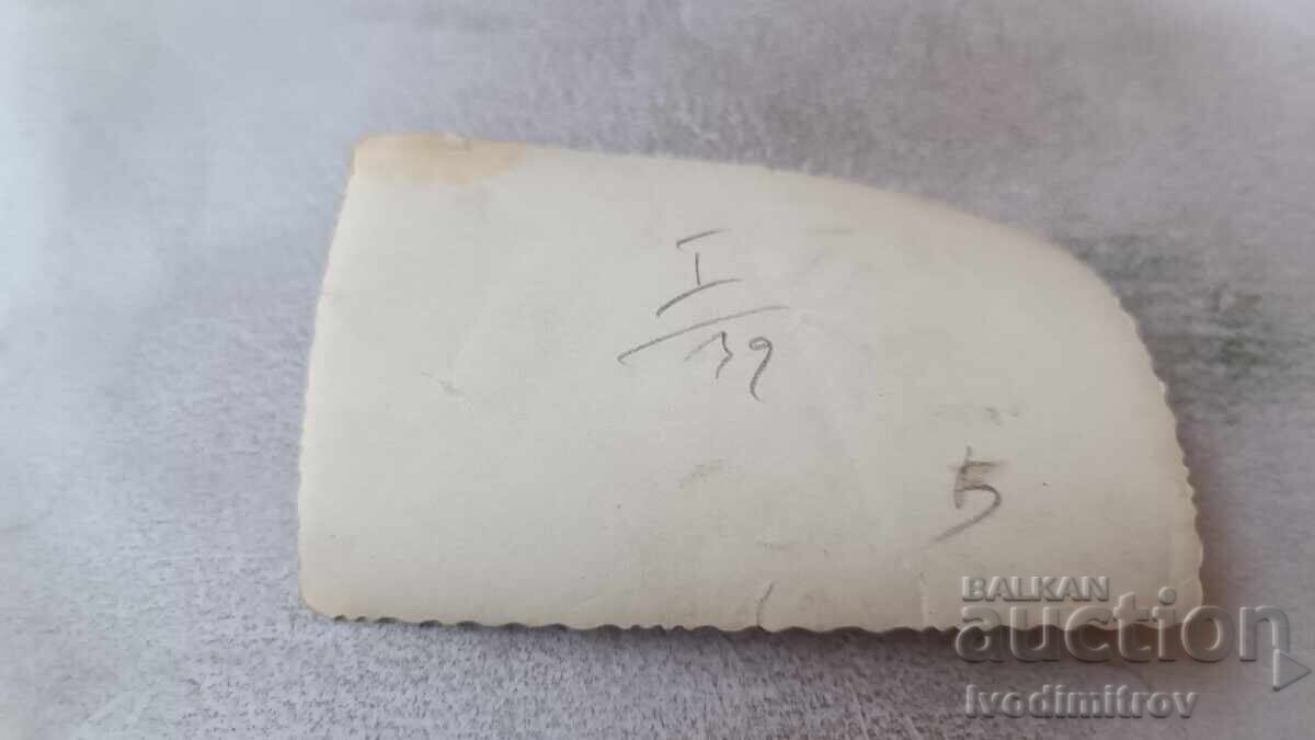 Снимка Мъже и жени на брега на морето с цена 1.45 лв. | € 0.74 Снимка Мъже и жени на брега на морето с цена 1.45 лв. | € 0.74