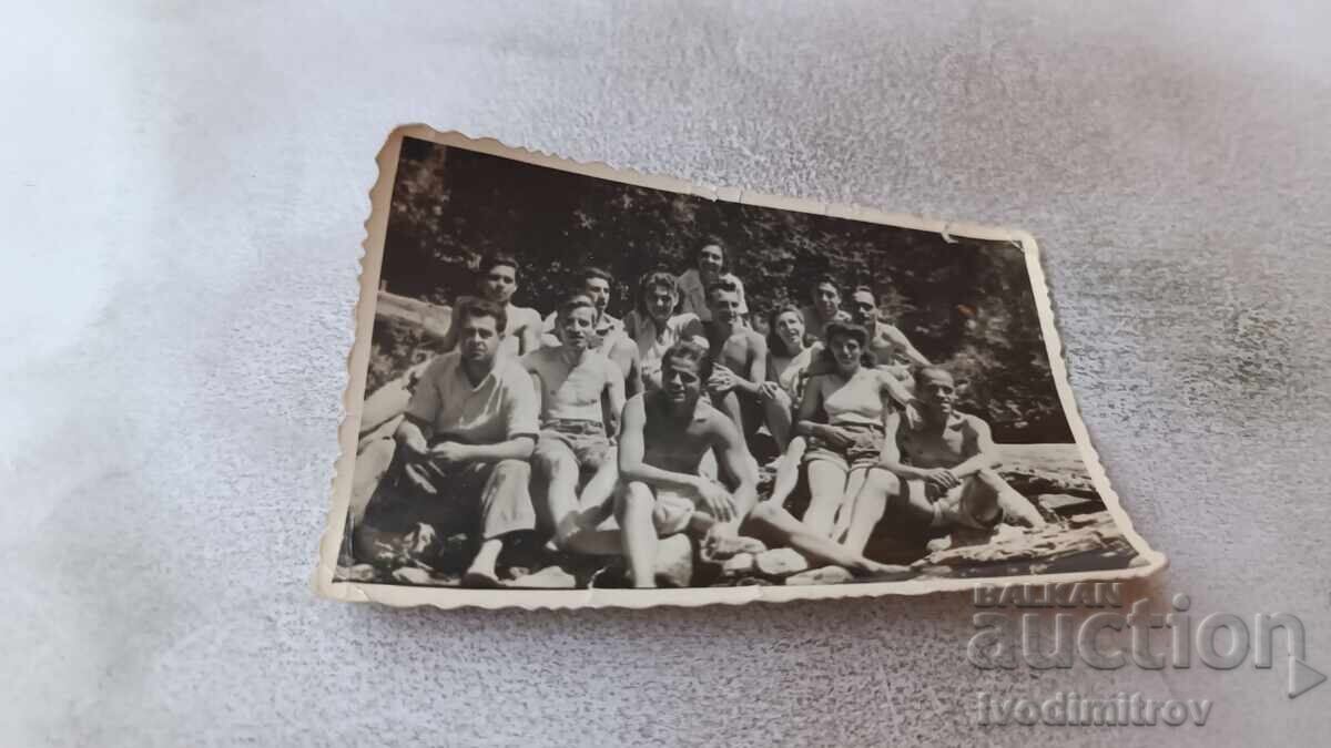 Снимка Мъже и жени на брега на морето Снимка Мъже и жени на брега на морето