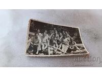 Снимка Мъже и жени на брега на морето