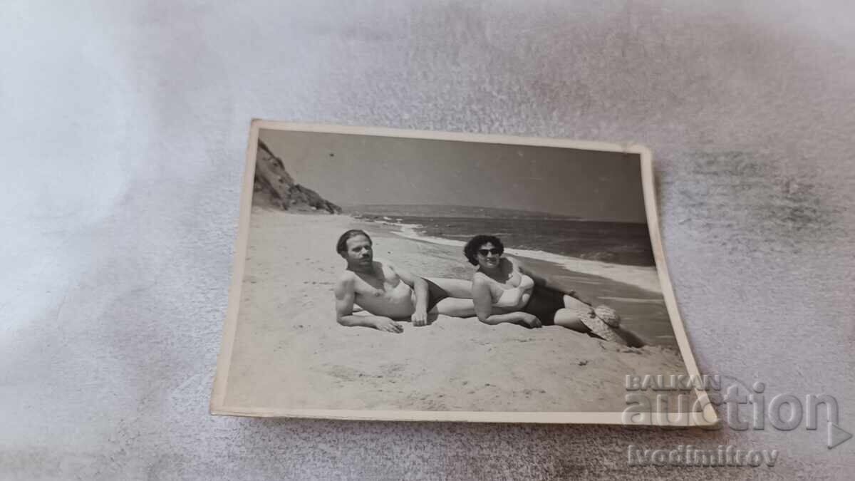 Снимка Мъж и жена на плажа Снимка Мъж и жена на плажа