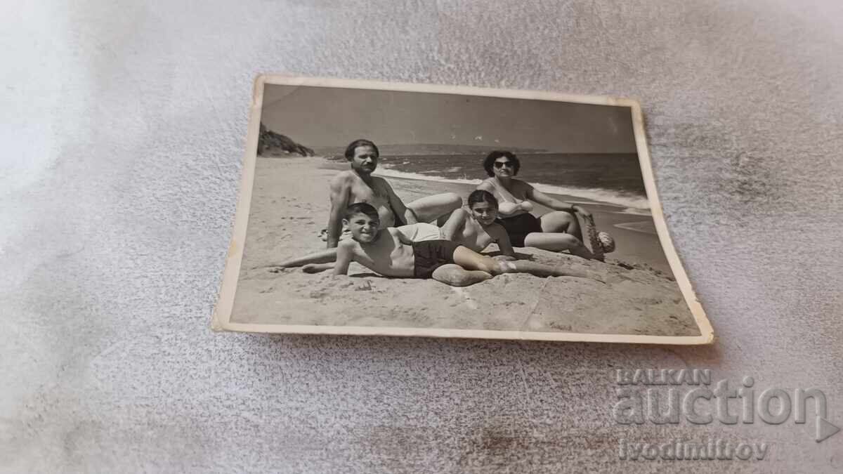 Снимка Мъж жена момче и момиче на плажа Снимка Мъж жена момче и момиче на плажа