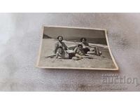 Fotografie Bărbat femeie băiat și fată pe plajă