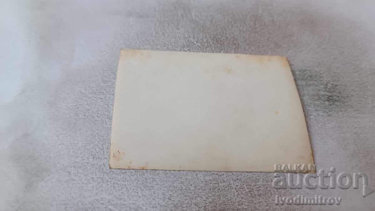 Φωτογραφία Άνδρας γυναίκα αγόρι και κορίτσι στην παραλία με τιμή 1.85 BGN | € 0.95