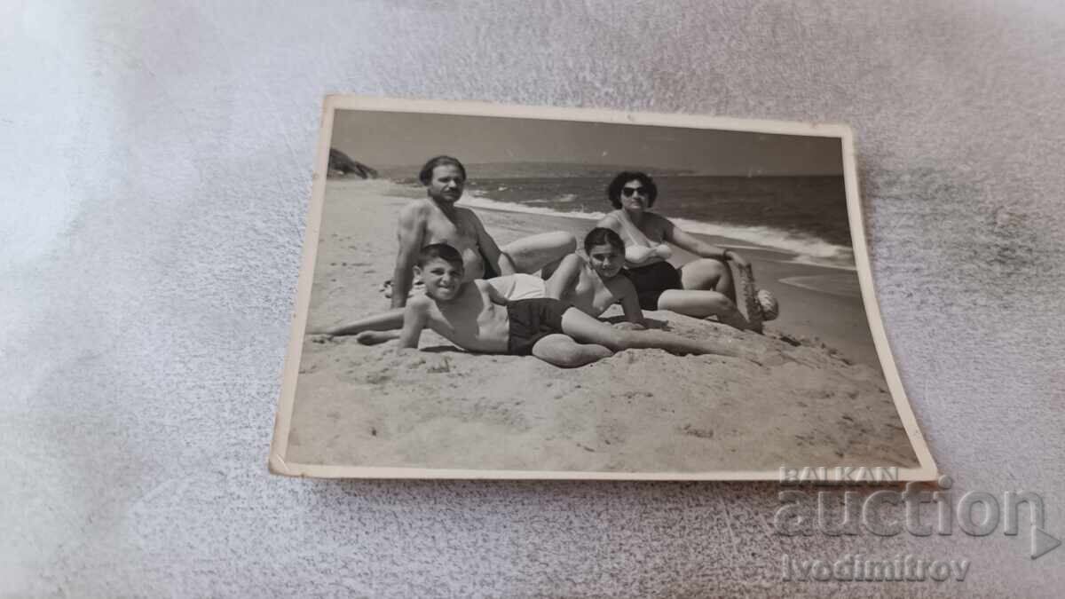 Φωτογραφία Άνδρας γυναίκα αγόρι και κορίτσι στην παραλία