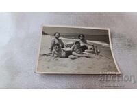 Снимка Мъж жена момче и момиче на плажа